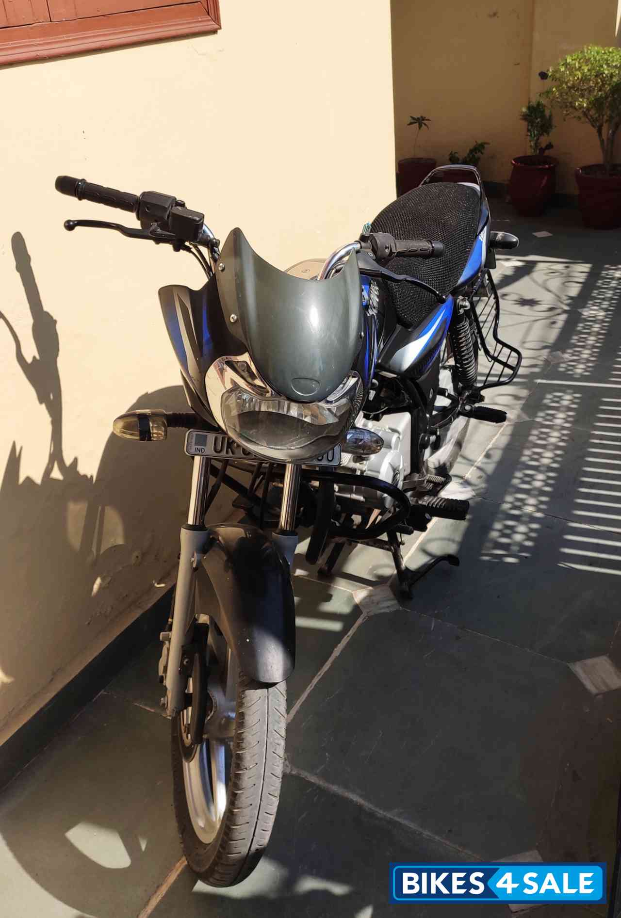Blue Bajaj Discover 125