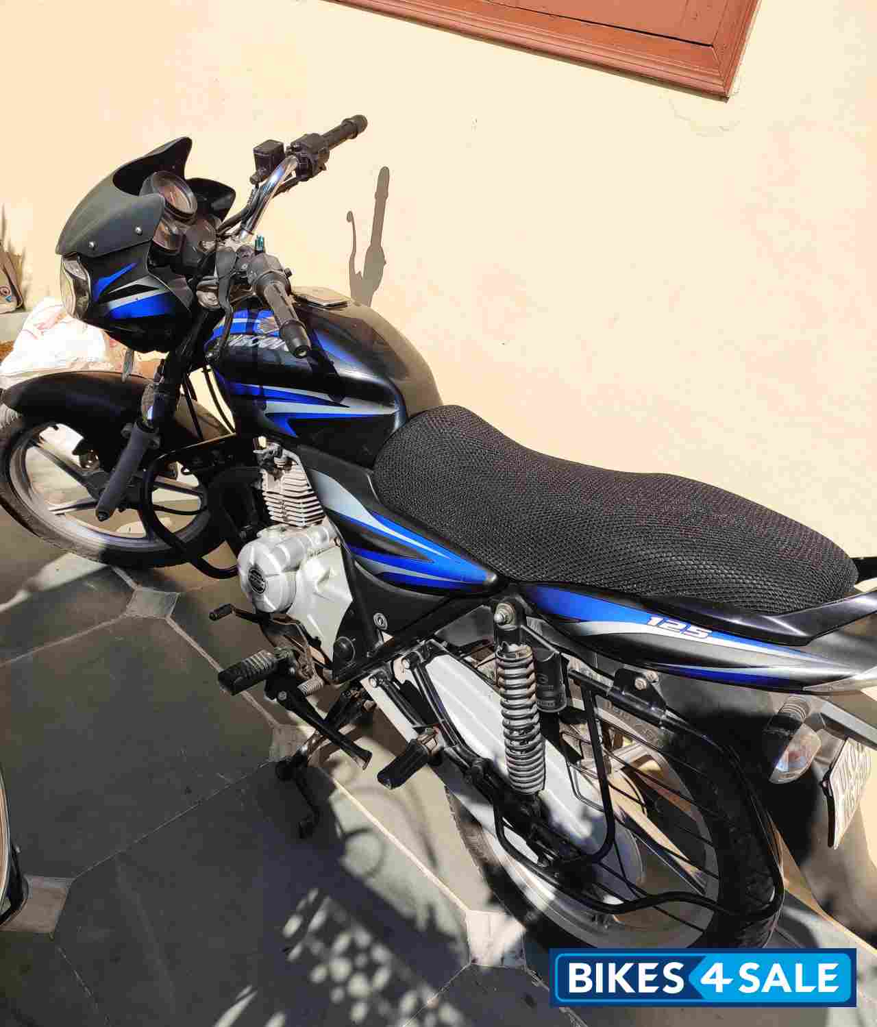 Blue Bajaj Discover 125