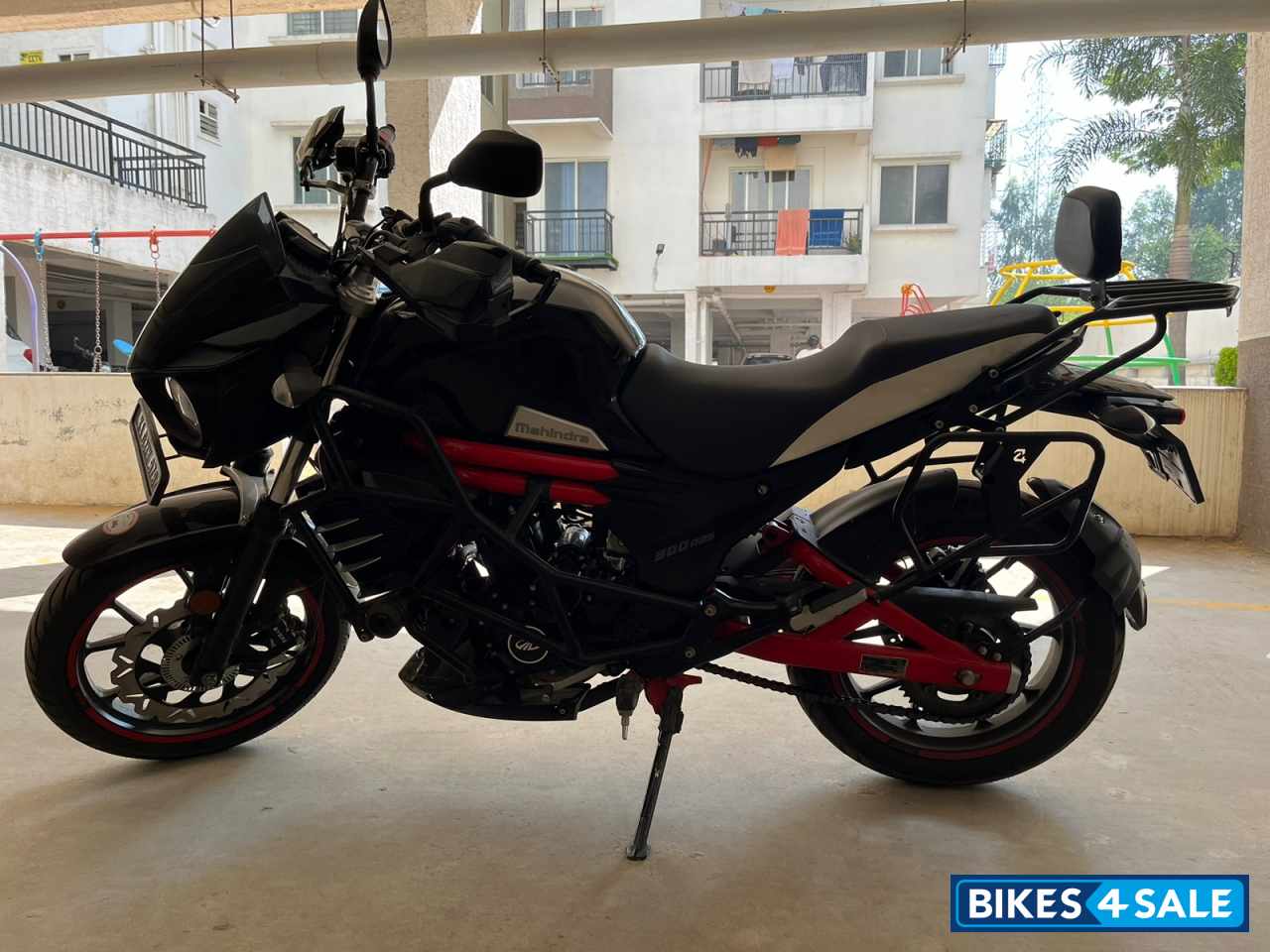 Garnet Black Mahindra Mojo 300 ABS BS6