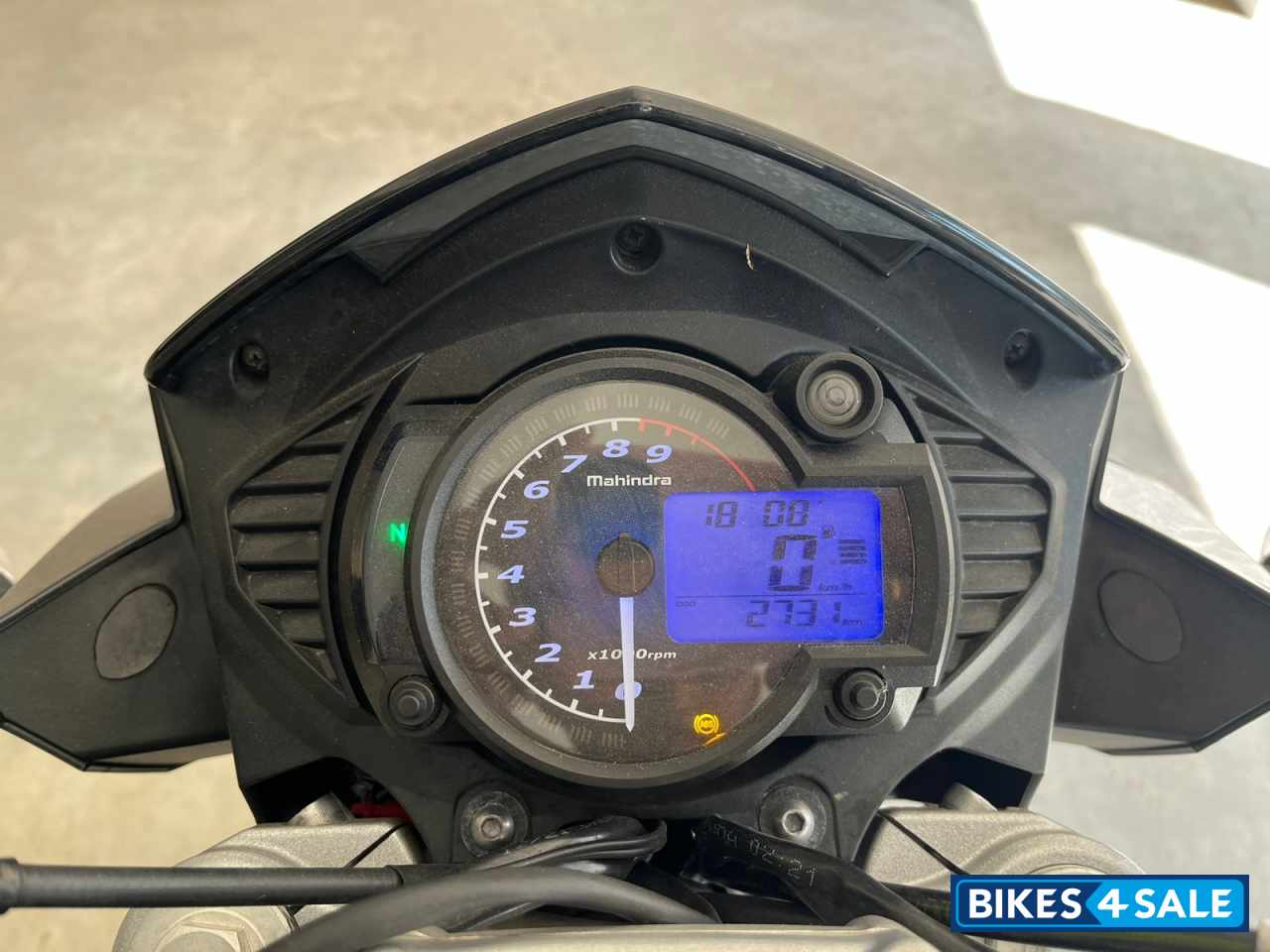 Garnet Black Mahindra Mojo 300 ABS BS6