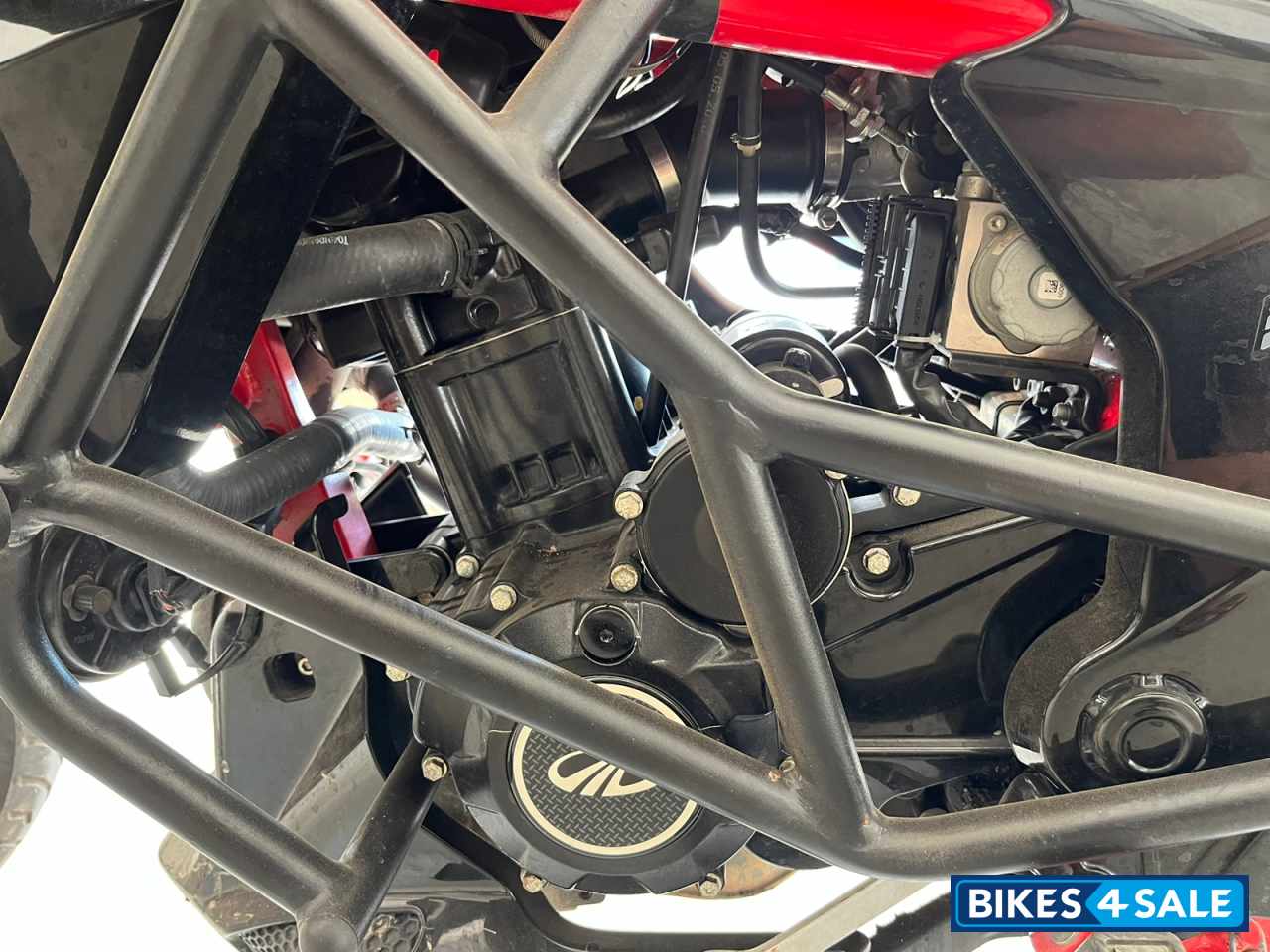 Garnet Black Mahindra Mojo 300 ABS BS6