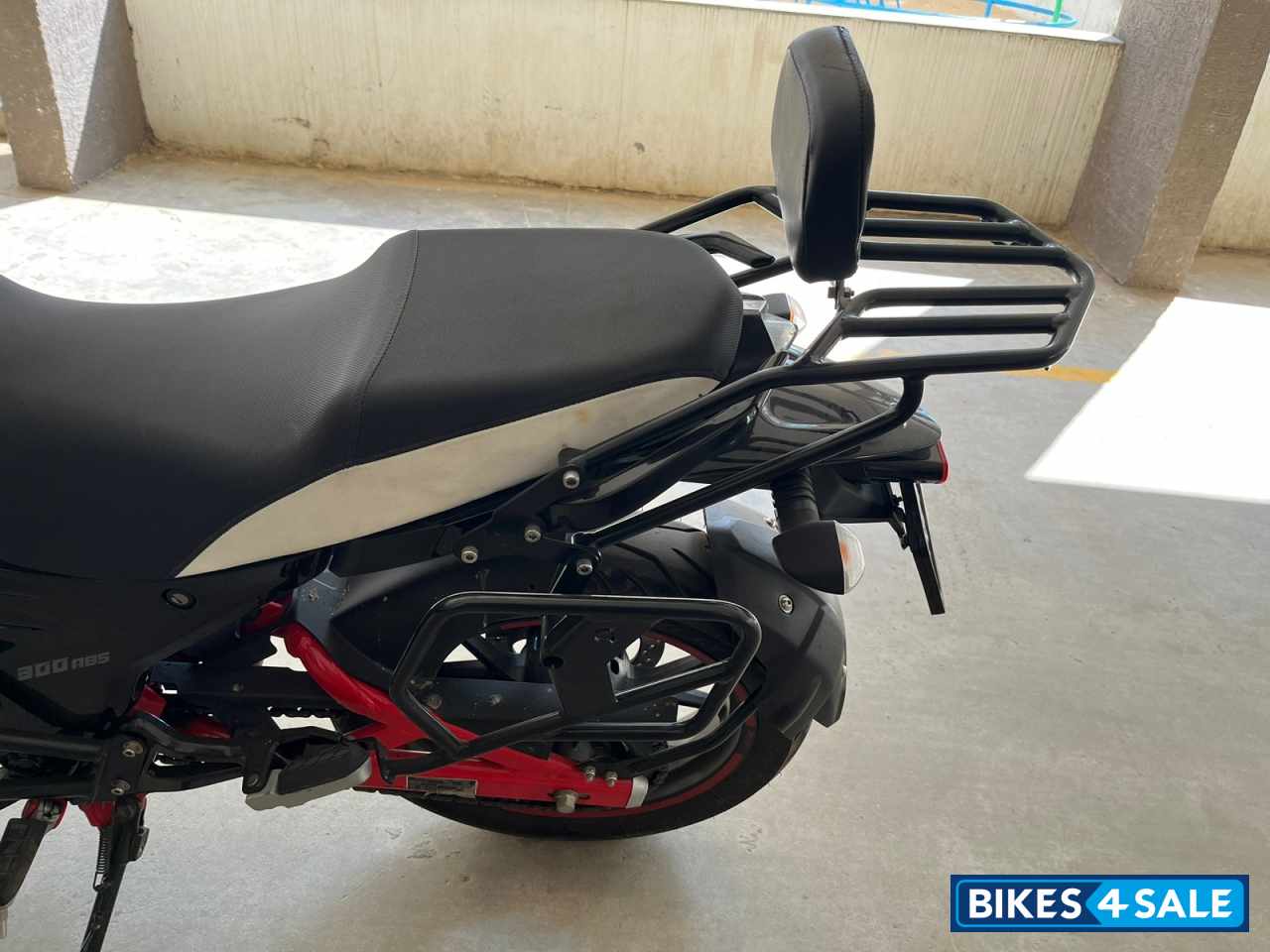 Garnet Black Mahindra Mojo 300 ABS BS6