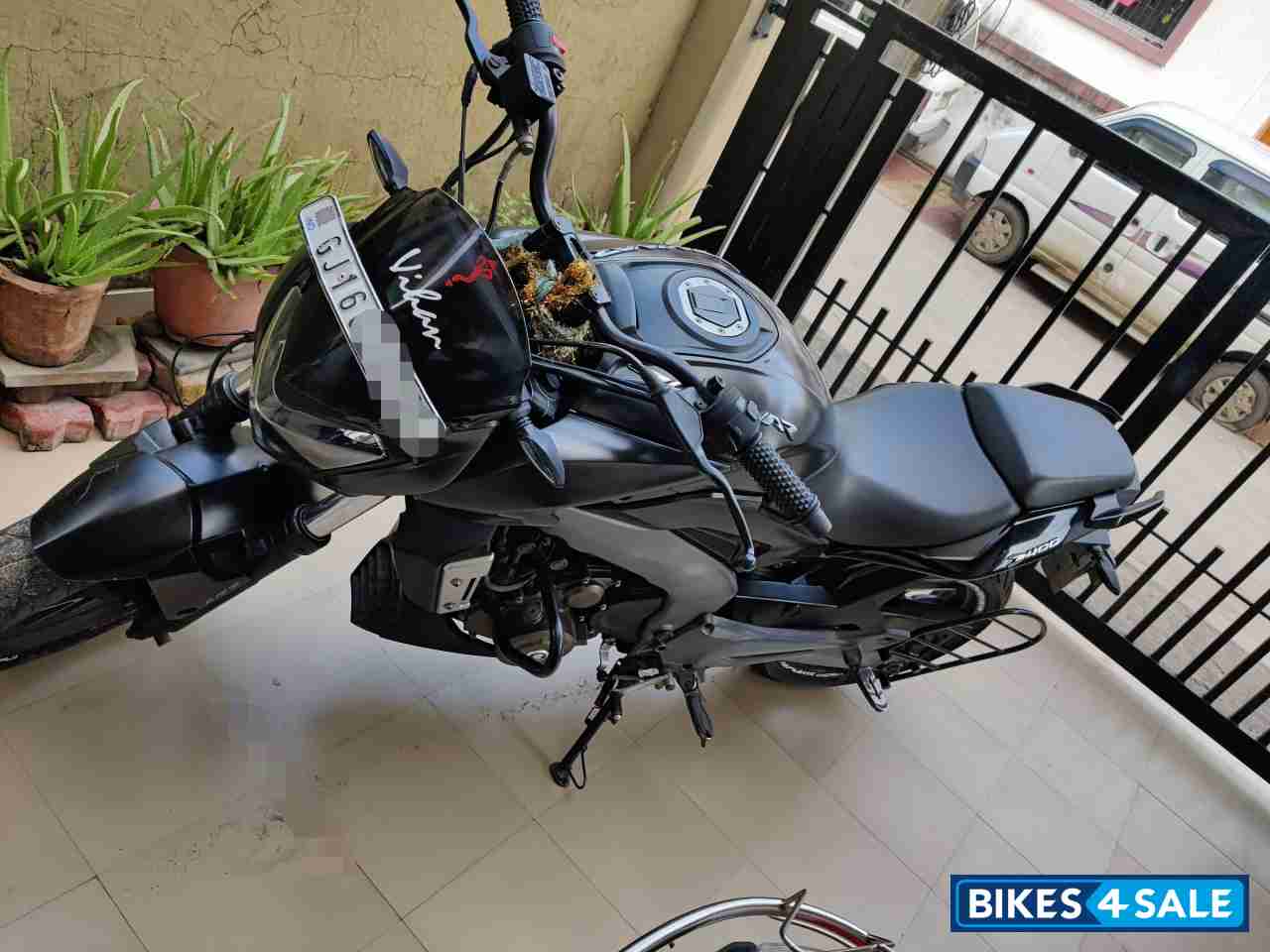 Grey Bajaj Dominar 400 Disc Grey Bajaj Dominar 400 Disc