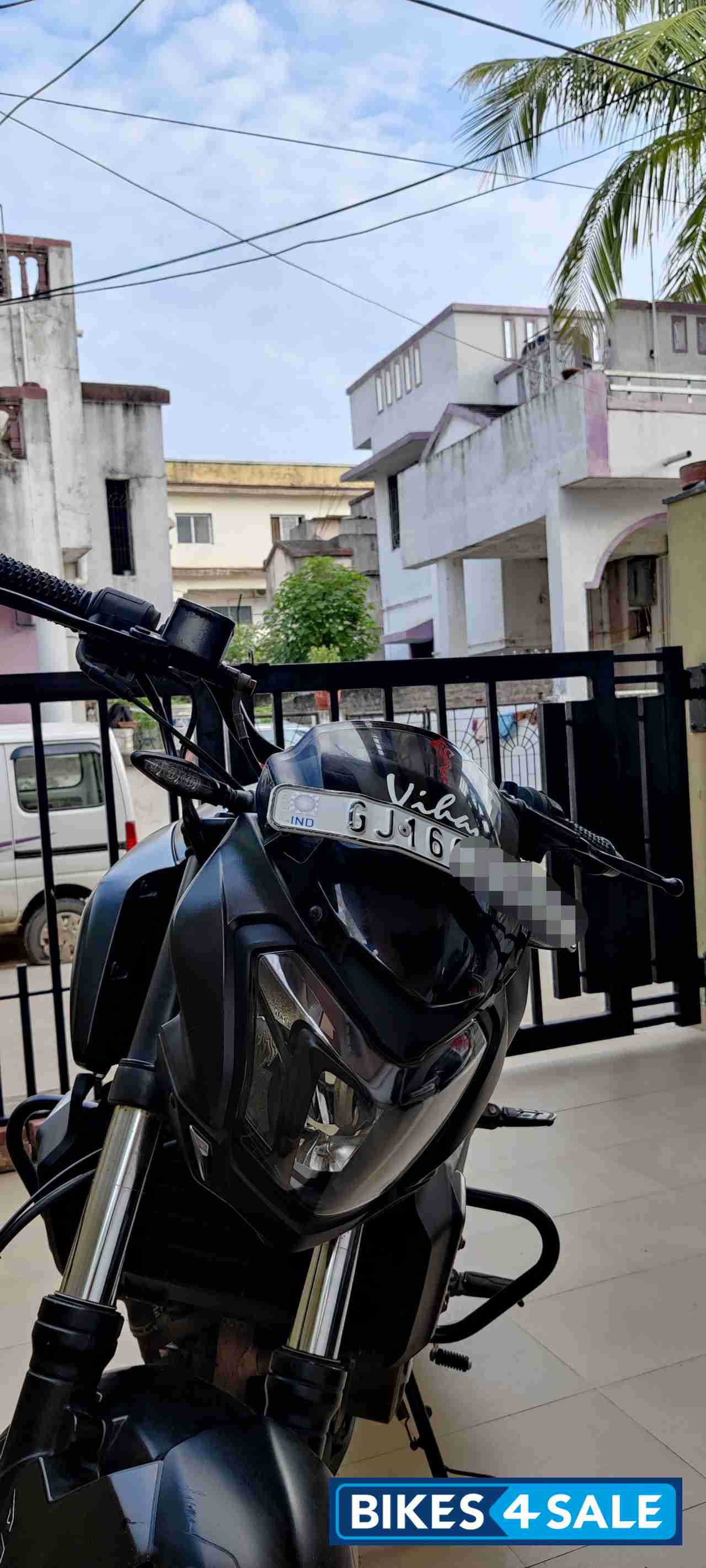 Grey Bajaj Dominar 400 Disc Grey Bajaj Dominar 400 Disc