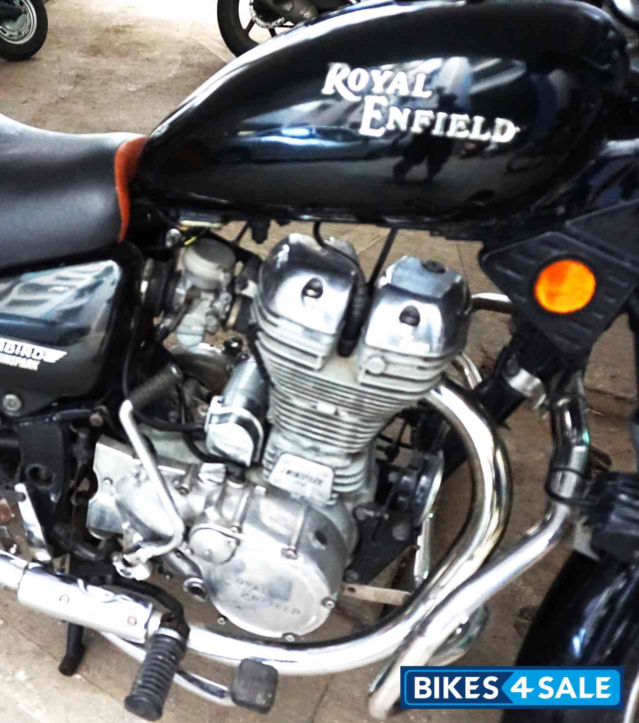 Glossy Black Royal Enfield Thunderbird TwinSpark 350 Glossy Black Royal Enfield Thunderbird TwinSpark 350