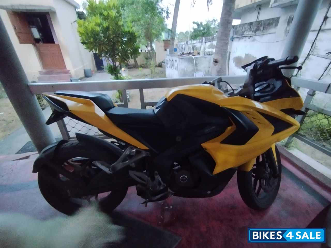 Bajaj Pulsar RS 200 ABS