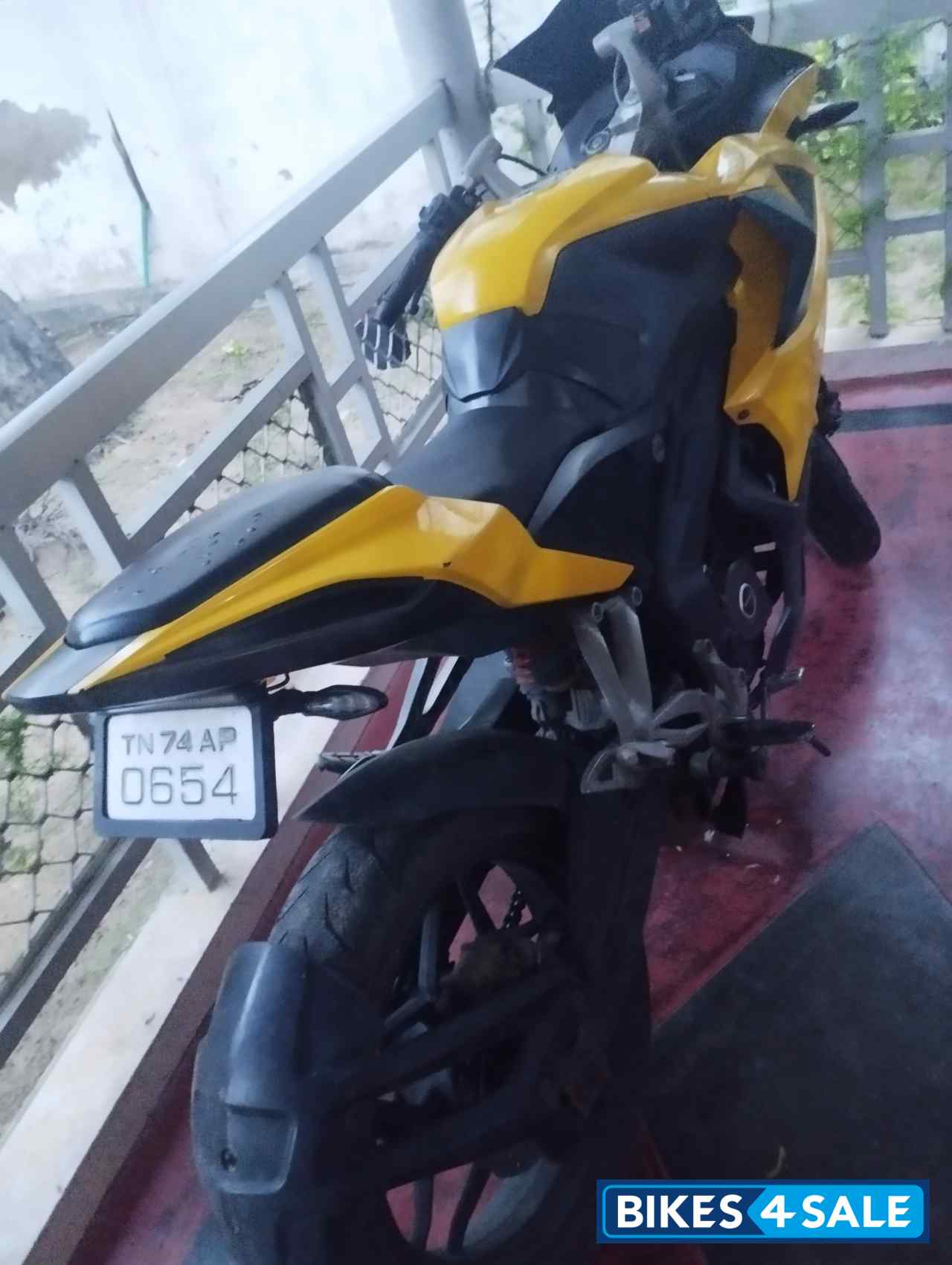 Bajaj Pulsar RS 200 ABS