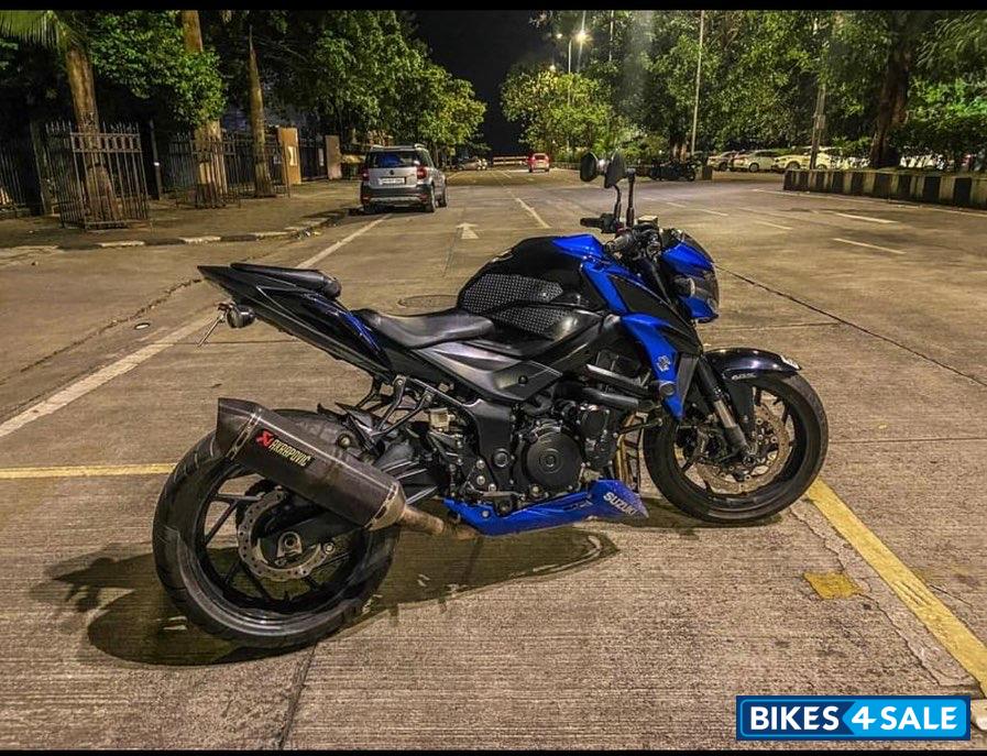 Blue Suzuki GSX R750