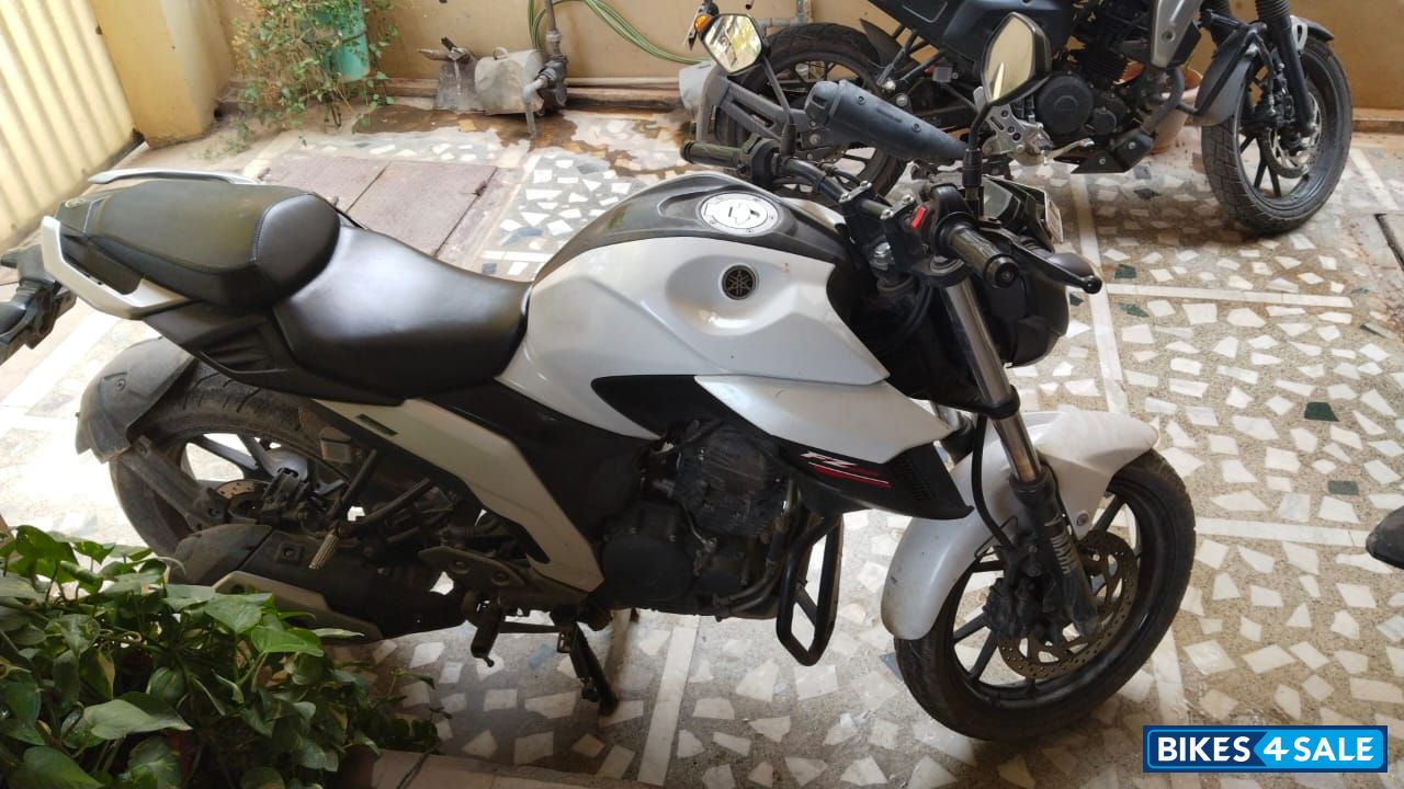 Black And White Yamaha FZS 25