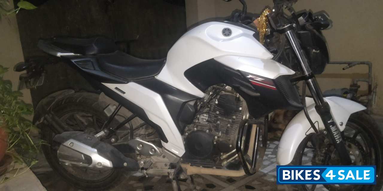 Black And White Yamaha FZS 25