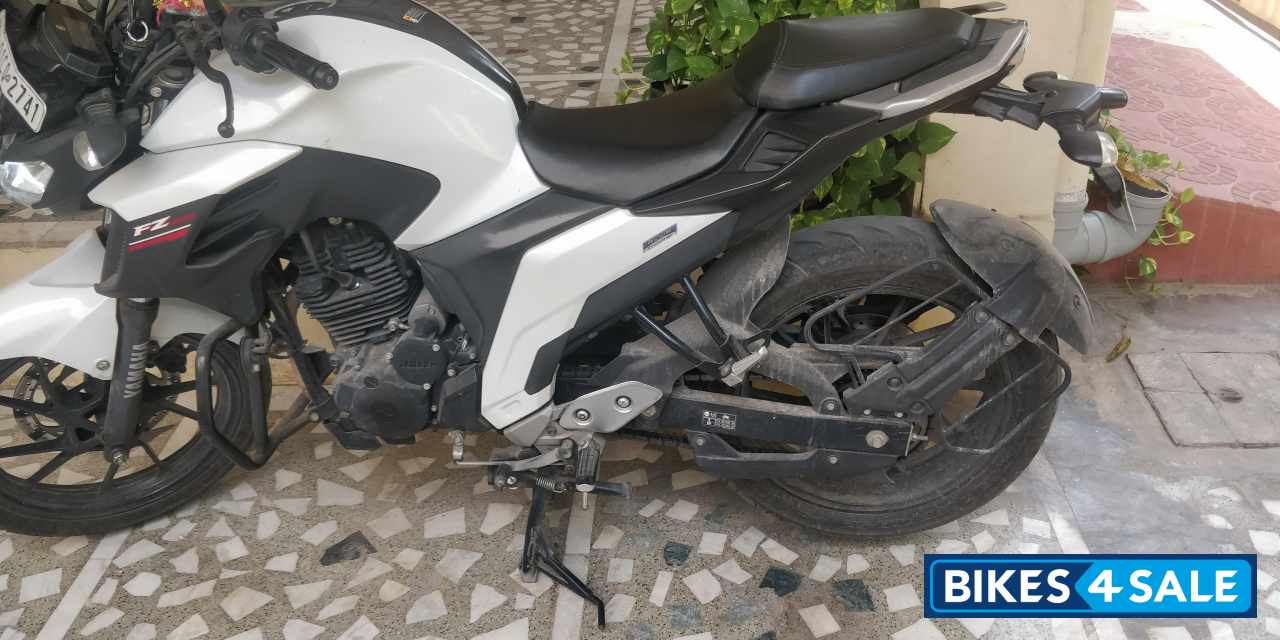 Black And White Yamaha FZS 25