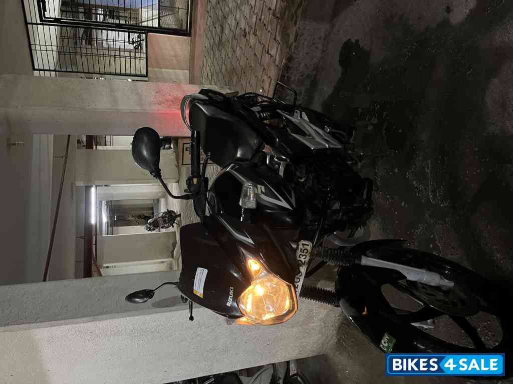 Black Suzuki GS 150R