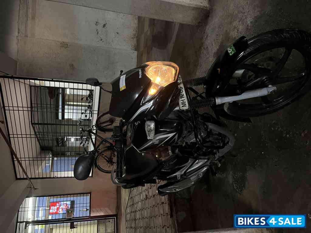 Black Suzuki GS 150R