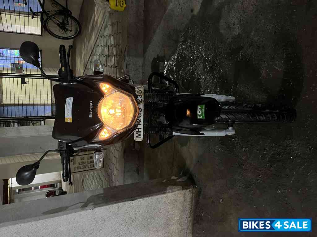 Black Suzuki GS 150R