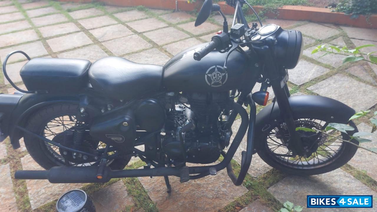 Matt Black Royal Enfield Classic Stealth Black