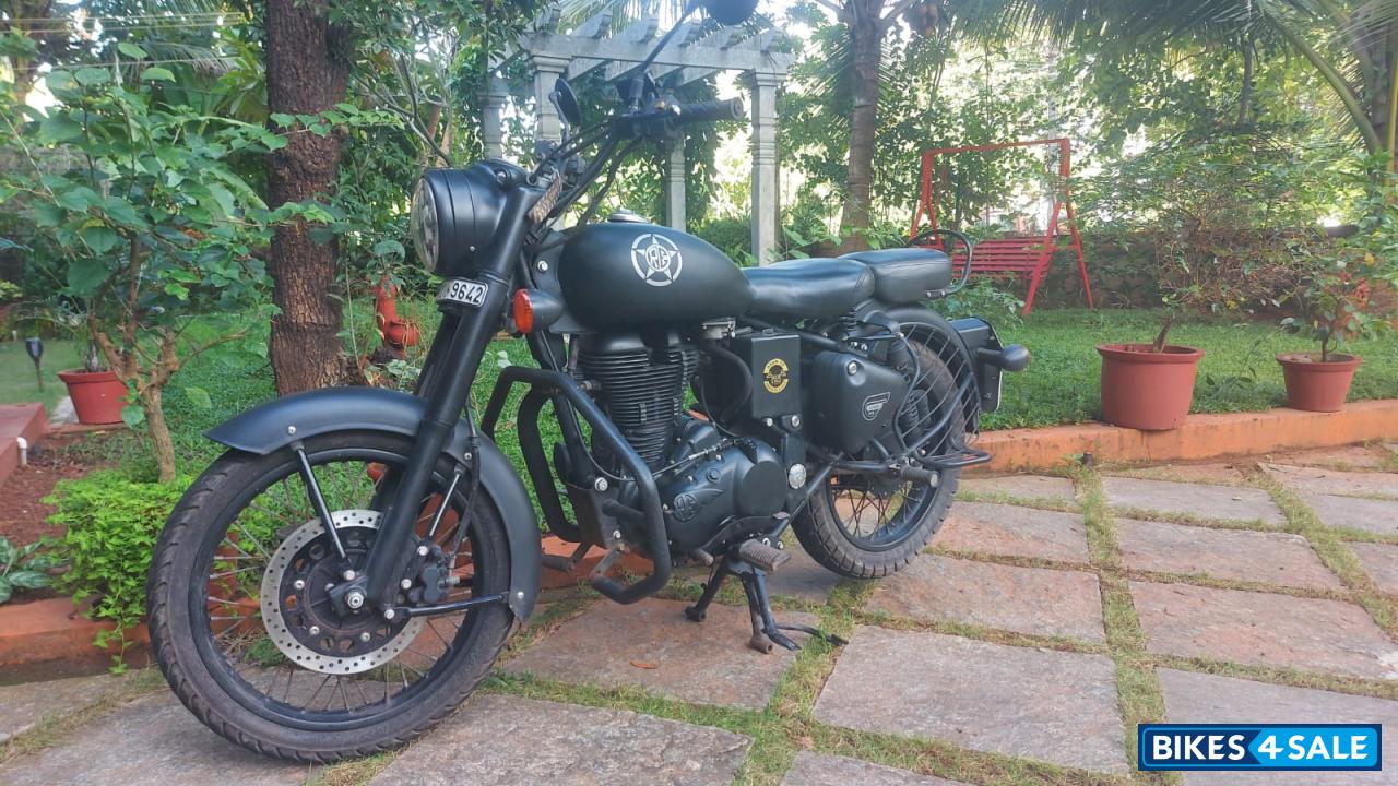 Matt Black Royal Enfield Classic Stealth Black
