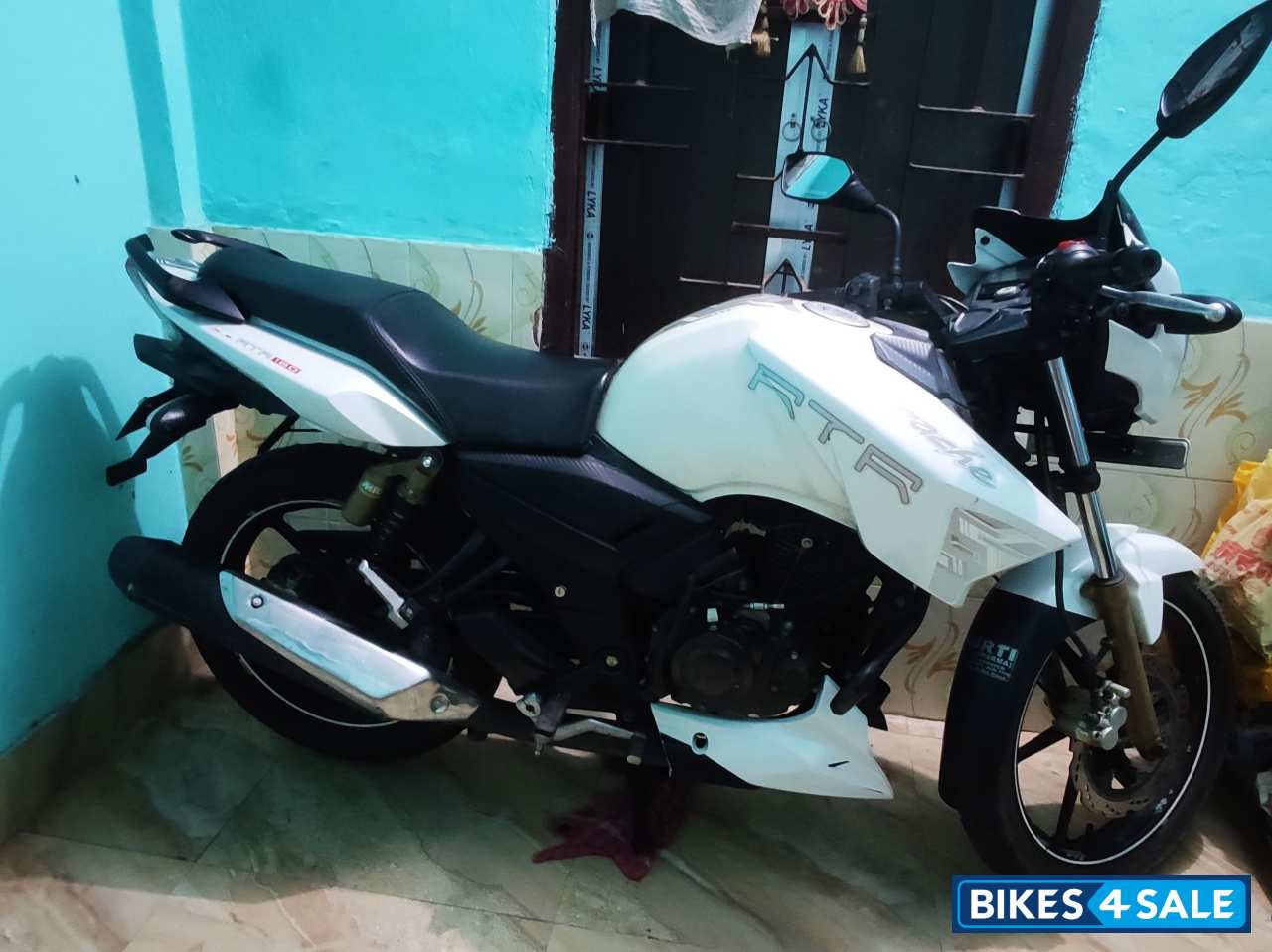 White TVS Apache RTR 180
