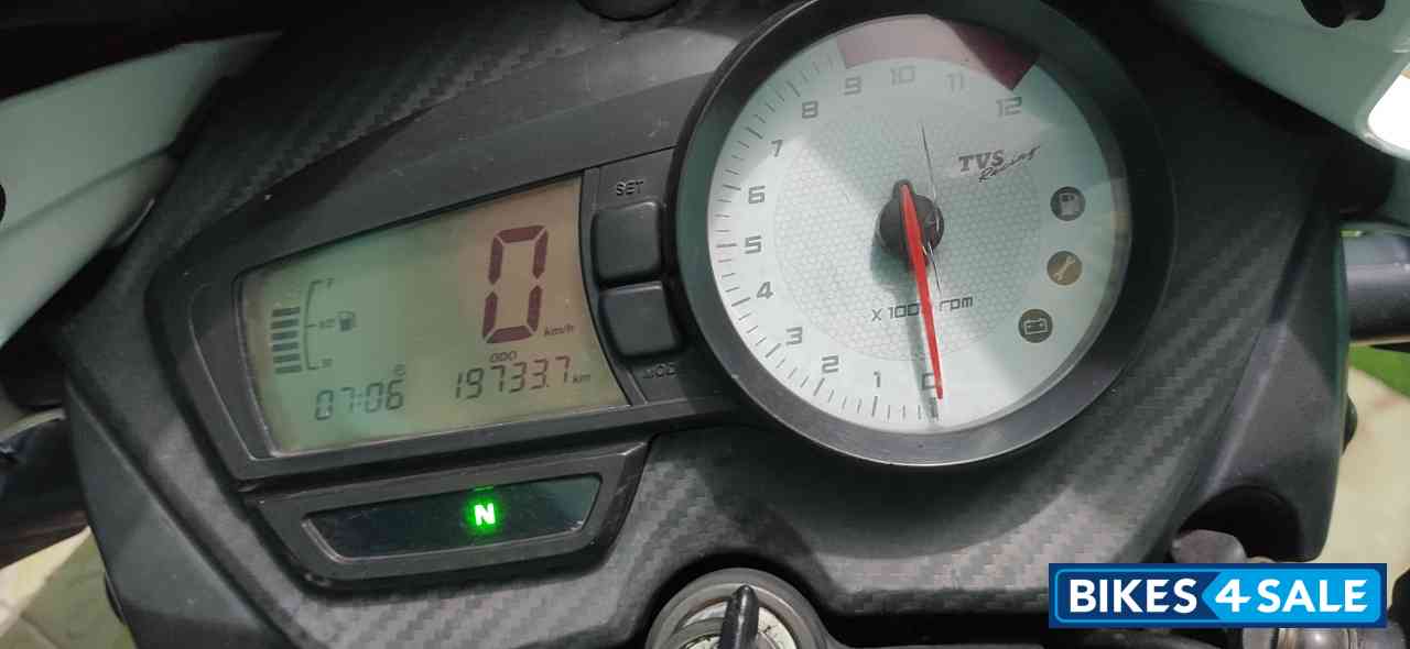 White TVS Apache RTR 180