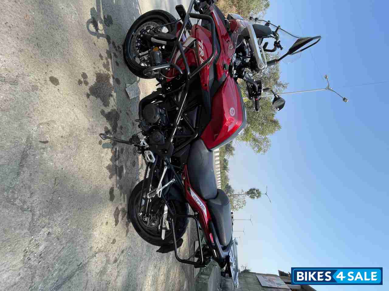 Red Benelli TRK 502