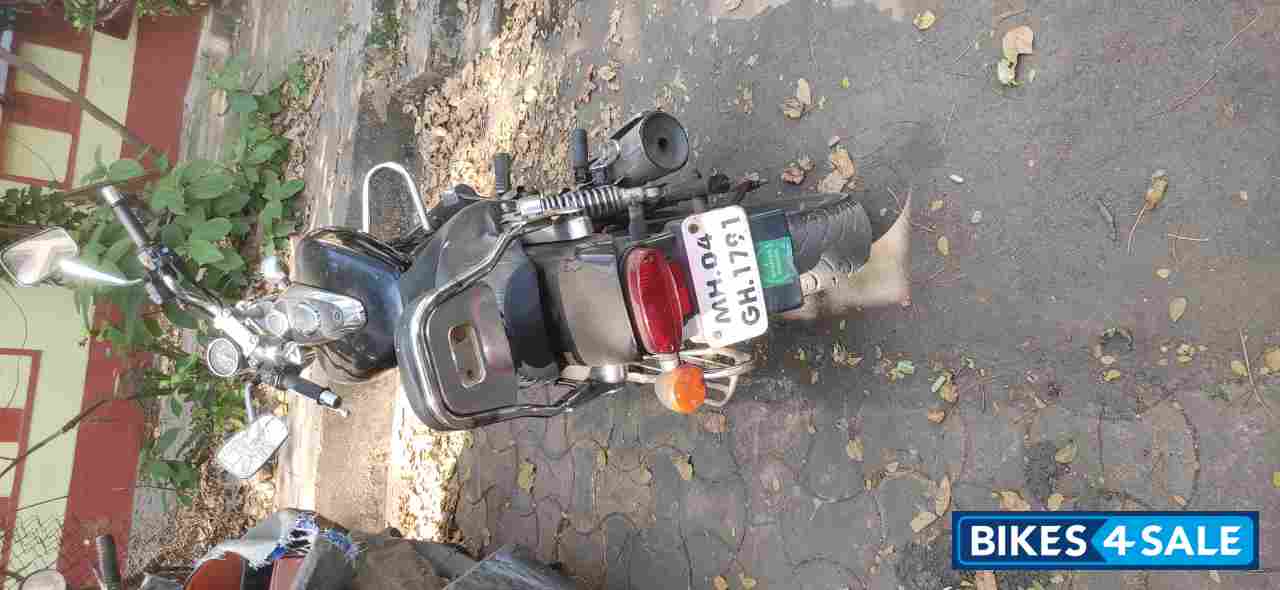 Black Bajaj Avenger 220 DTS-i