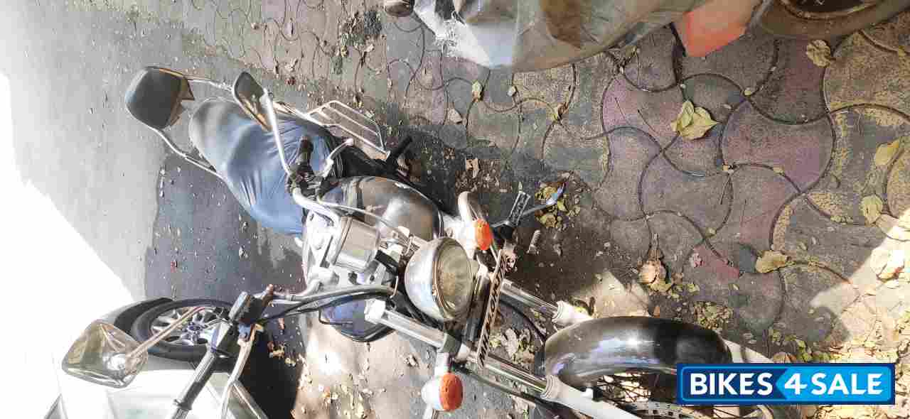 Black Bajaj Avenger 220 DTS-i