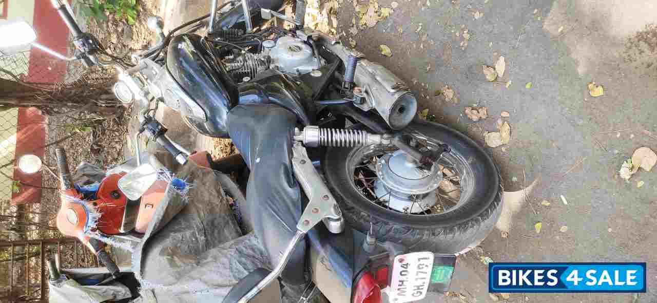 Black Bajaj Avenger 220 DTS-i