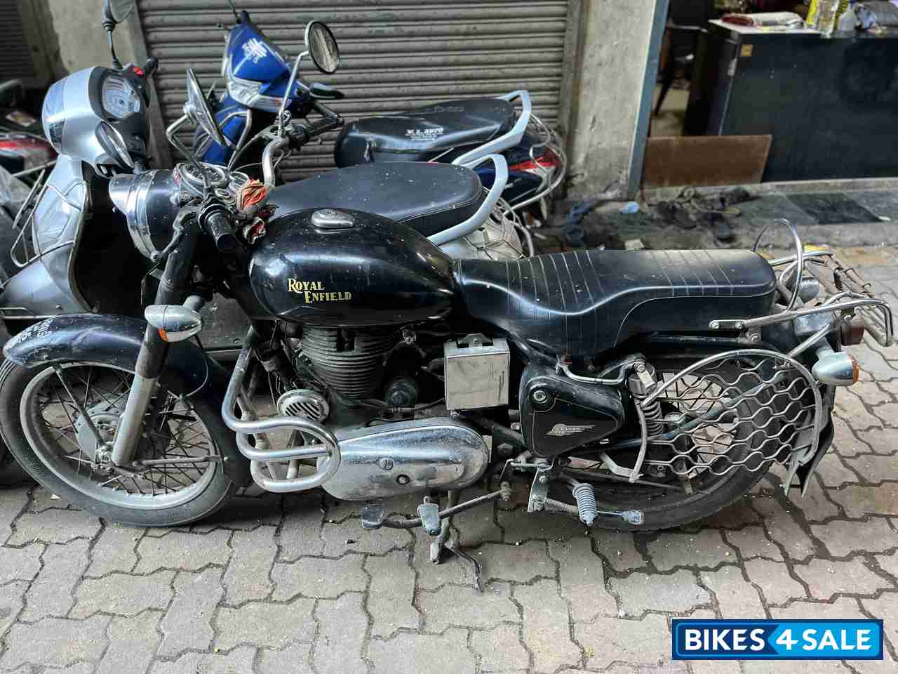 Black Royal Enfield Bullet 350