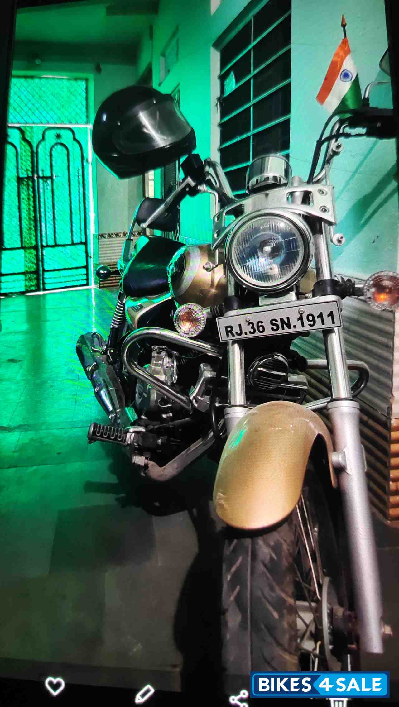 Golden Bajaj Avenger 220 DTS-i