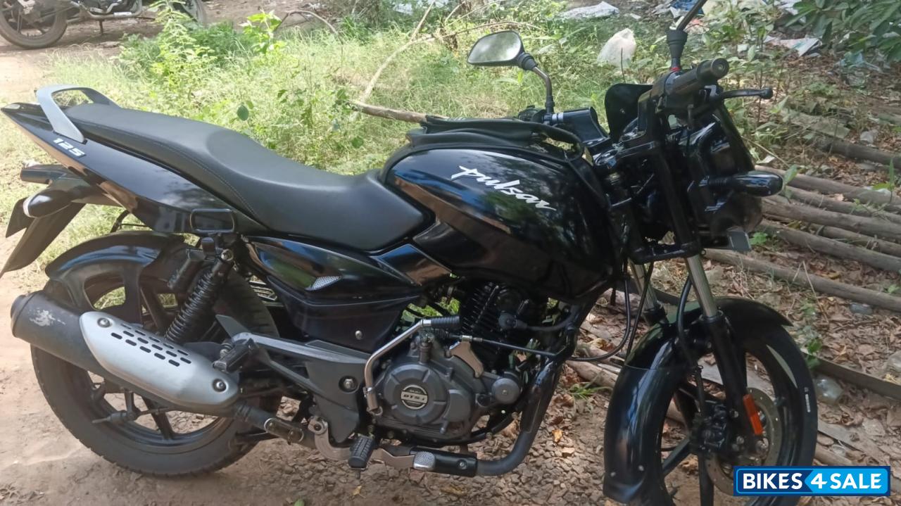Black Bajaj Pulsar 125