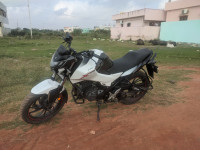 White Hero Xtreme 160R BS6