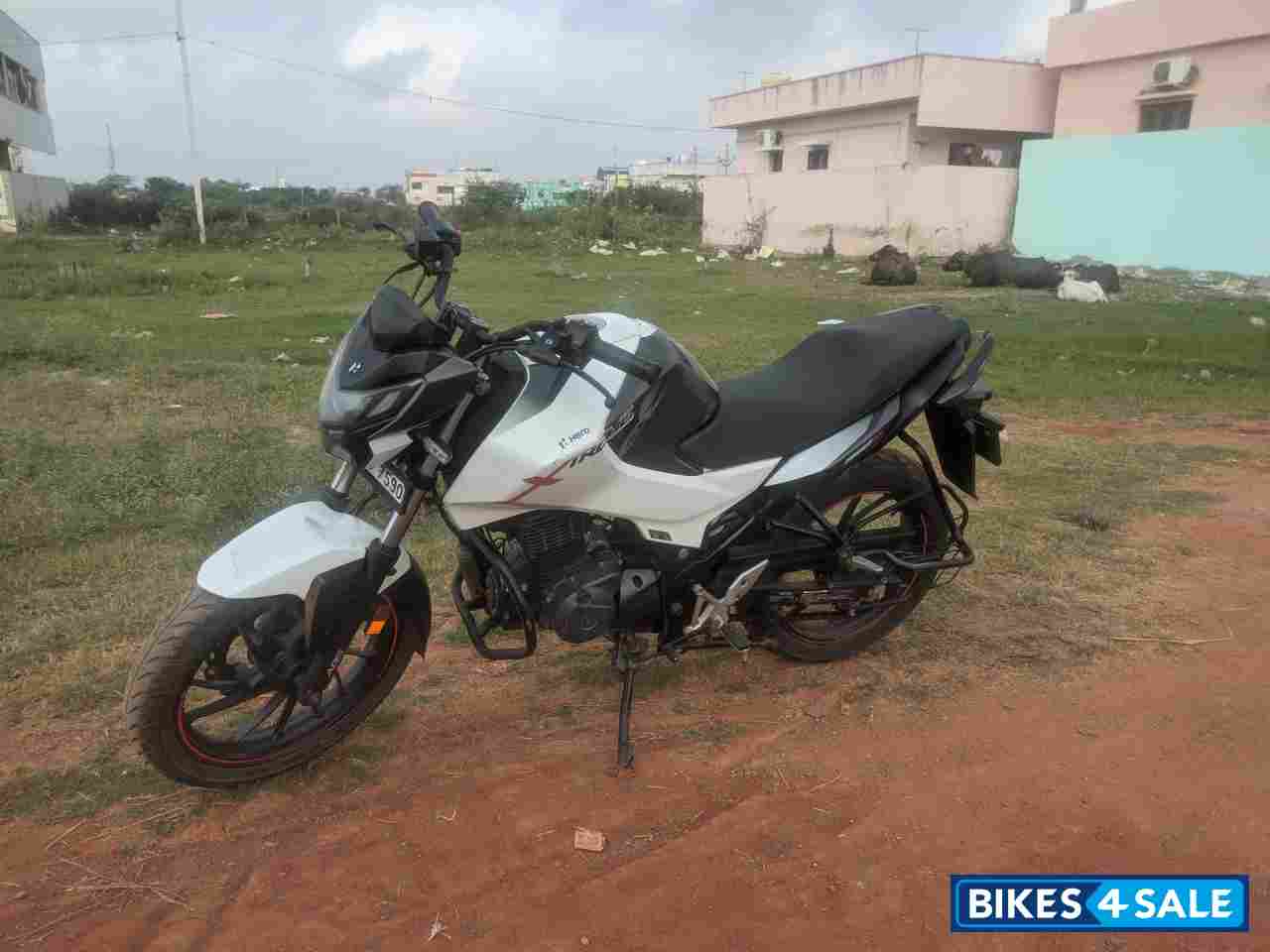 White Hero Xtreme 160R BS6