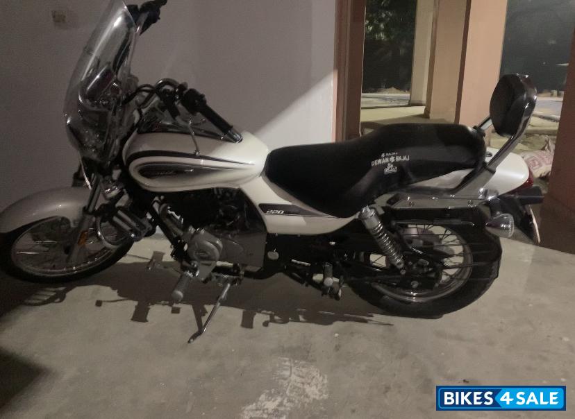 White Bajaj Avenger Cruise 220