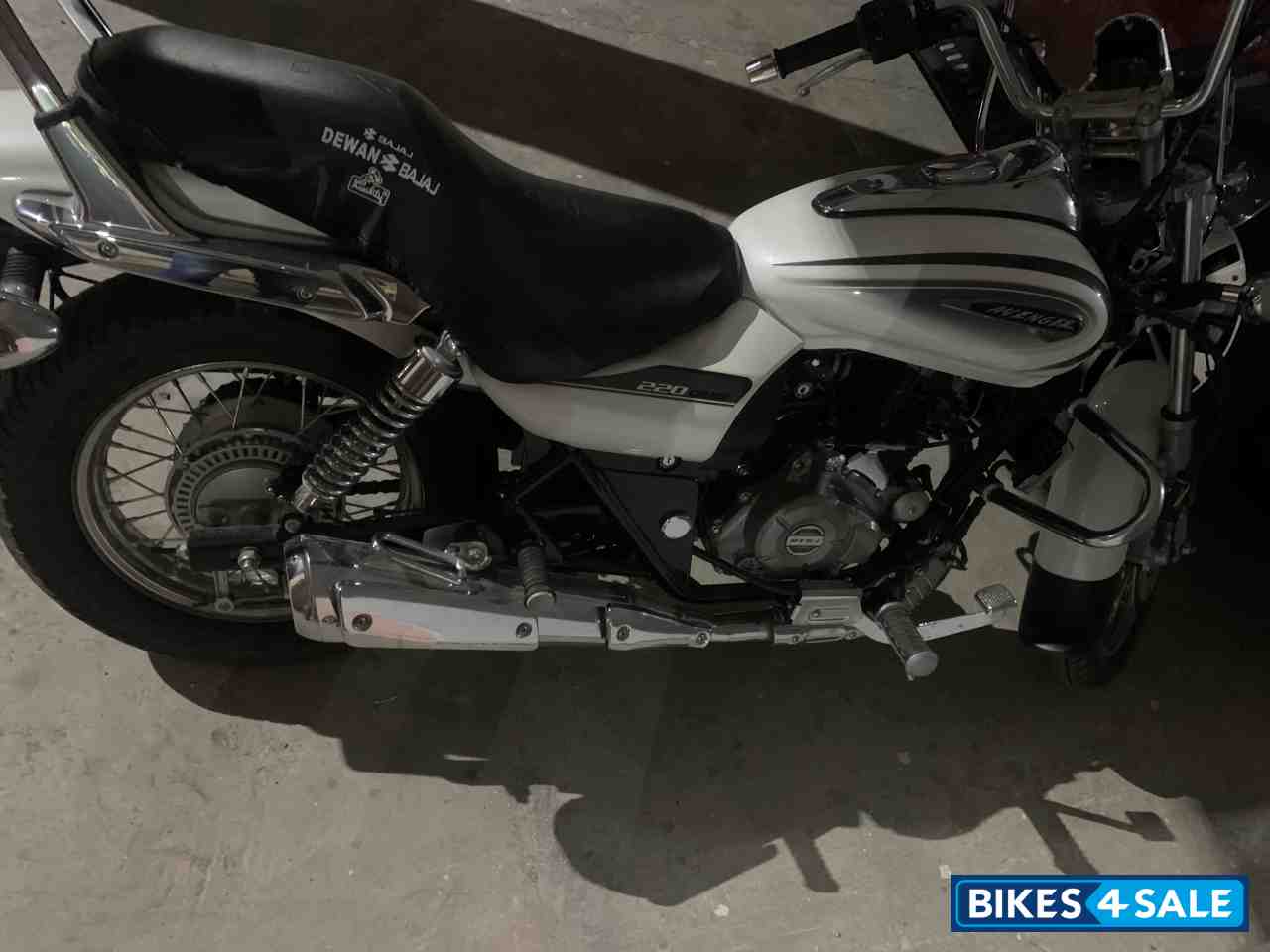 White Bajaj Avenger Cruise 220