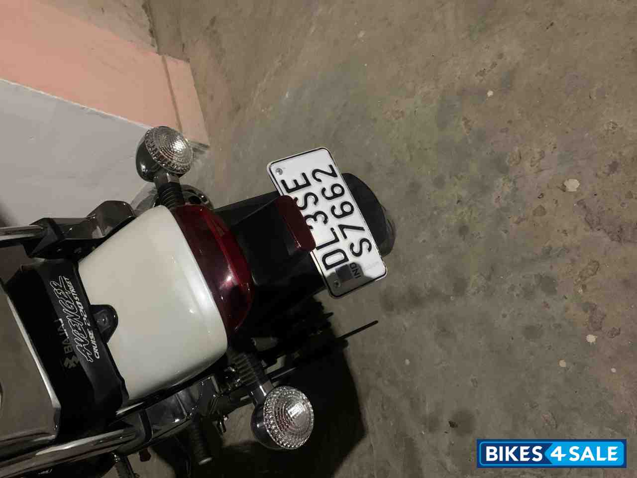 White Bajaj Avenger Cruise 220