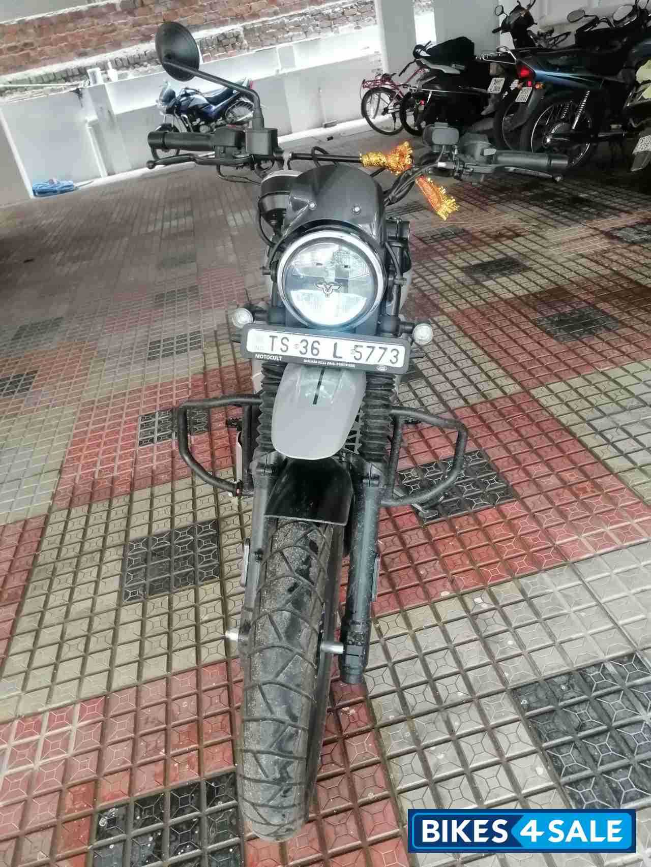 Yezdi Scrambler Dual Tone