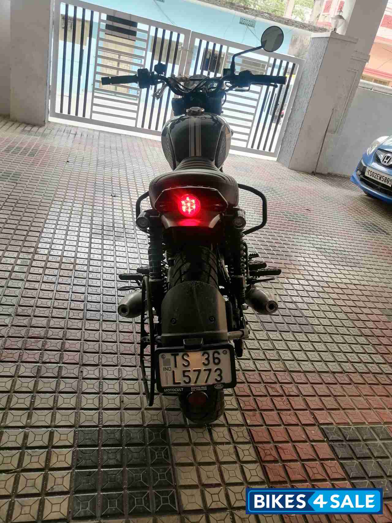 Yezdi Scrambler Dual Tone
