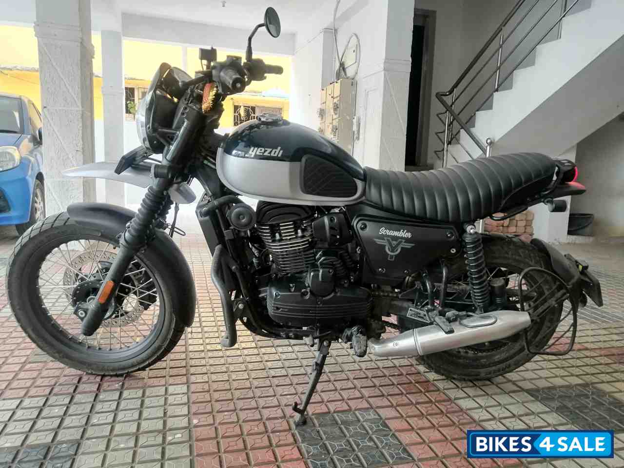 Yezdi Scrambler Dual Tone
