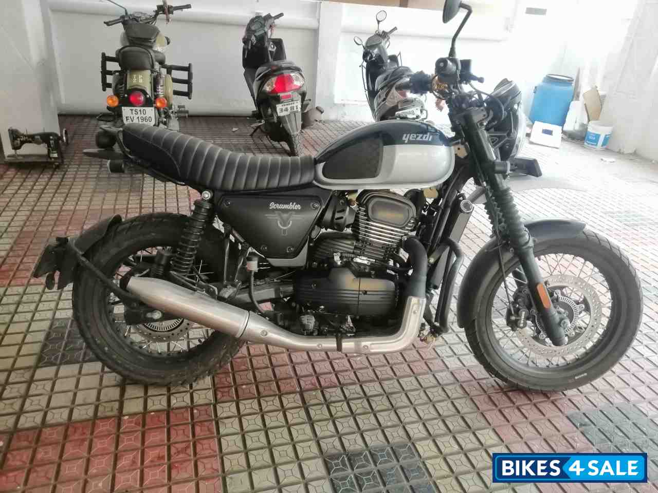 Yezdi Scrambler Dual Tone