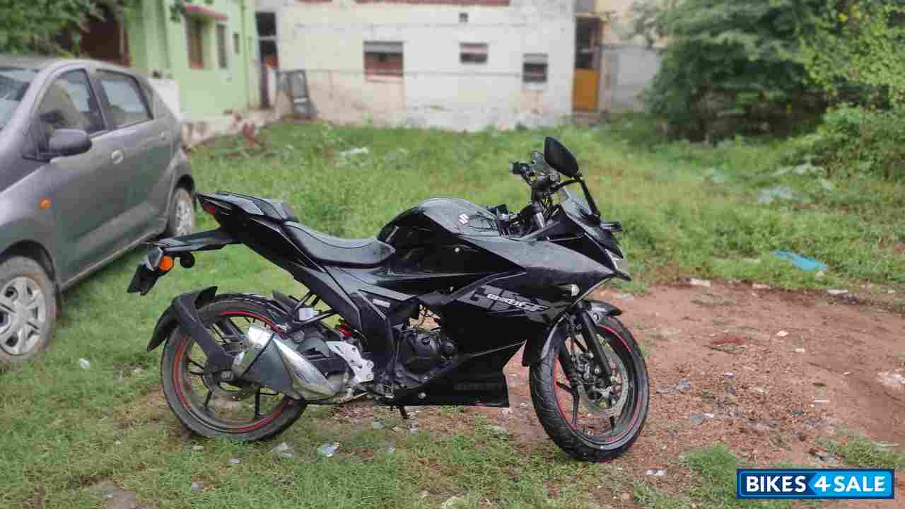 Black Suzuki Gixxer SF