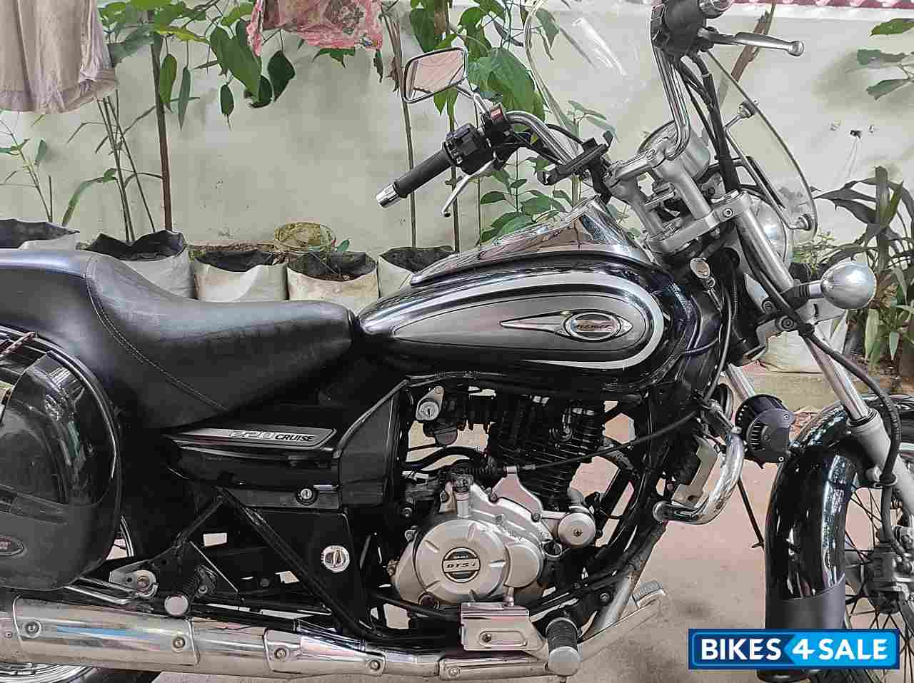 Black Bajaj Avenger Cruise 220