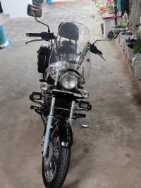 Black Bajaj Avenger Cruise 220