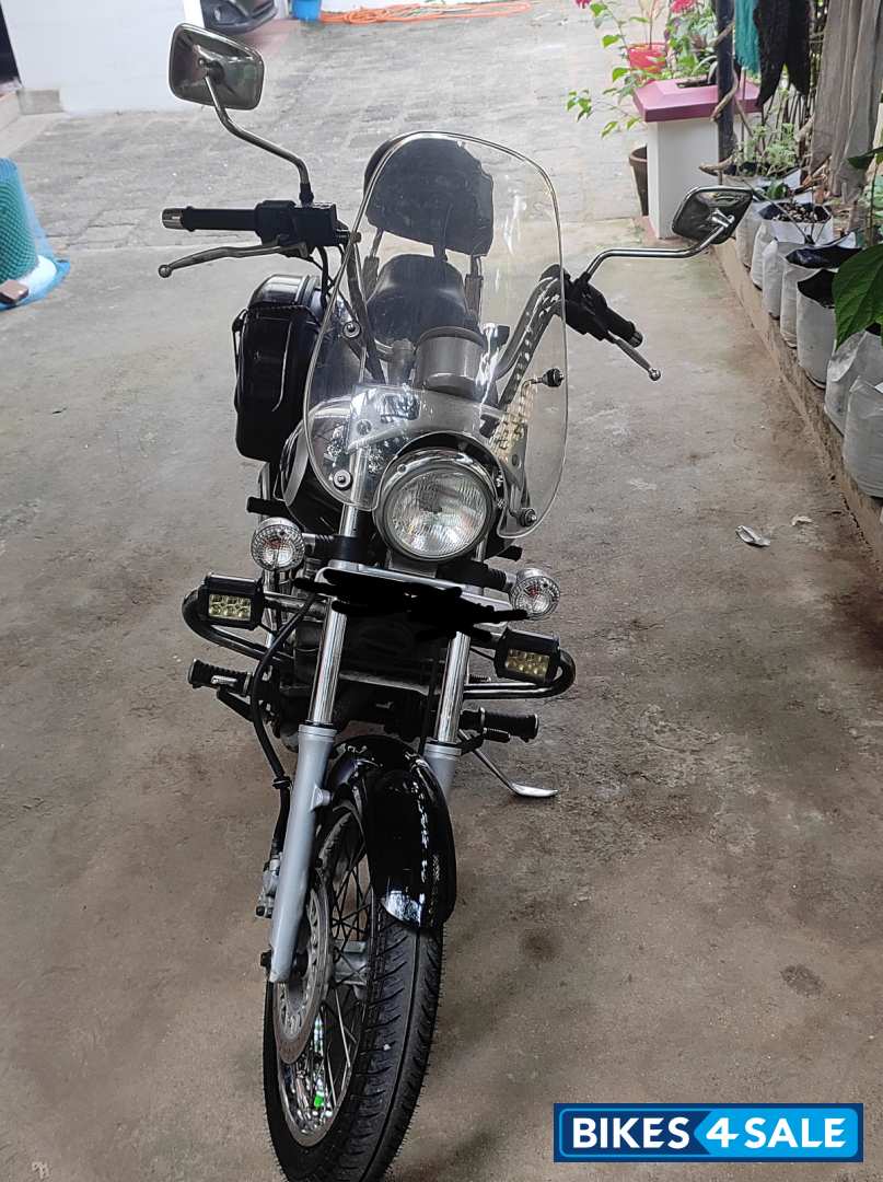Black Bajaj Avenger Cruise 220