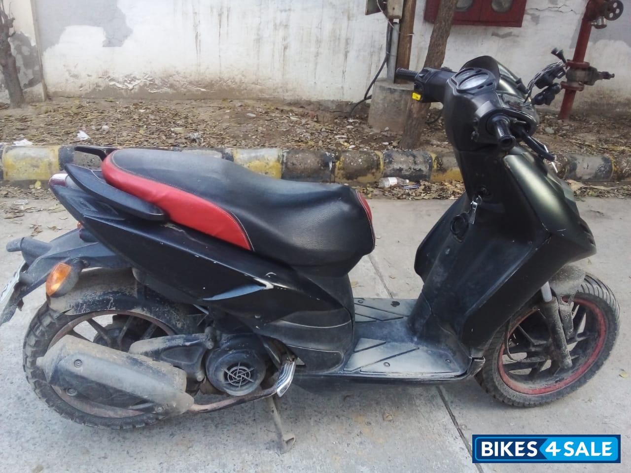 Black Aprilia SR 150