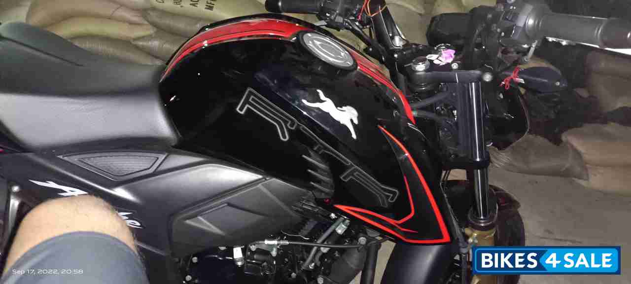 Black TVS Apache RTR 200 4V 2022