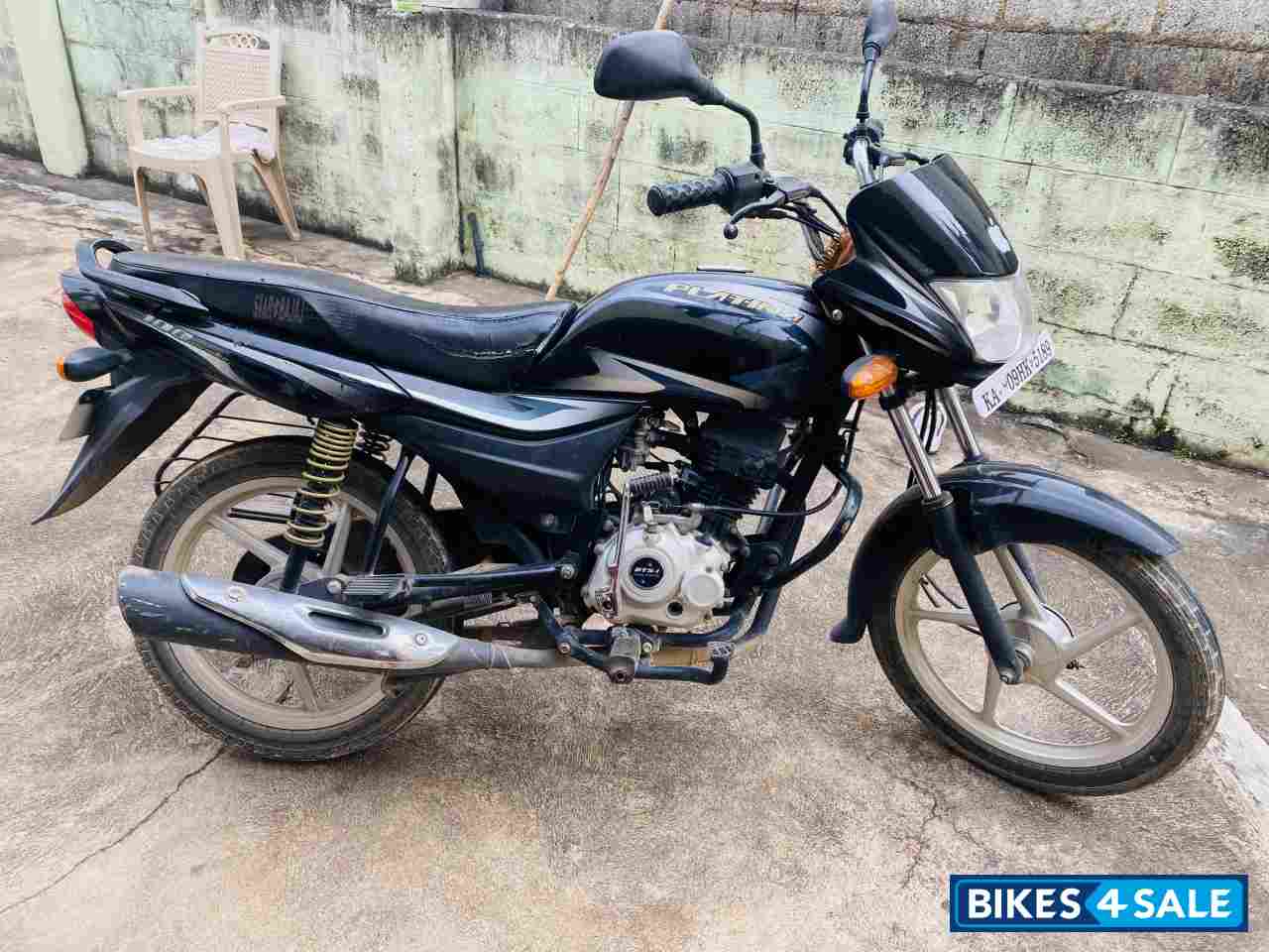 Black Bajaj Platina 100 ES