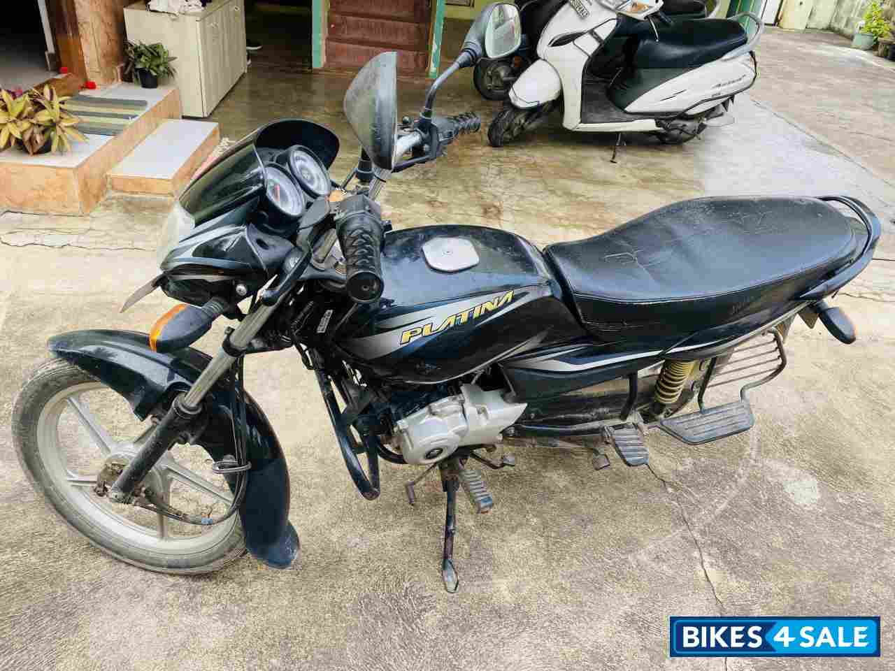 Black Bajaj Platina 100 ES