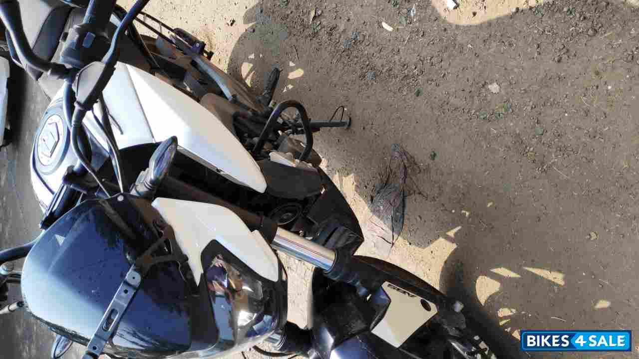 Moon White Bajaj Dominar 400 Disc