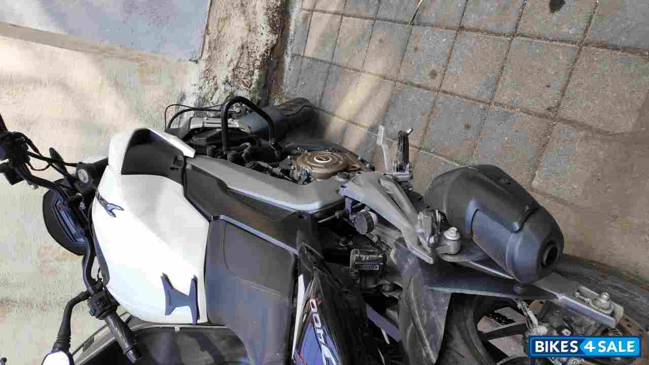Moon White Bajaj Dominar 400 Disc Moon White Bajaj Dominar 400 Disc