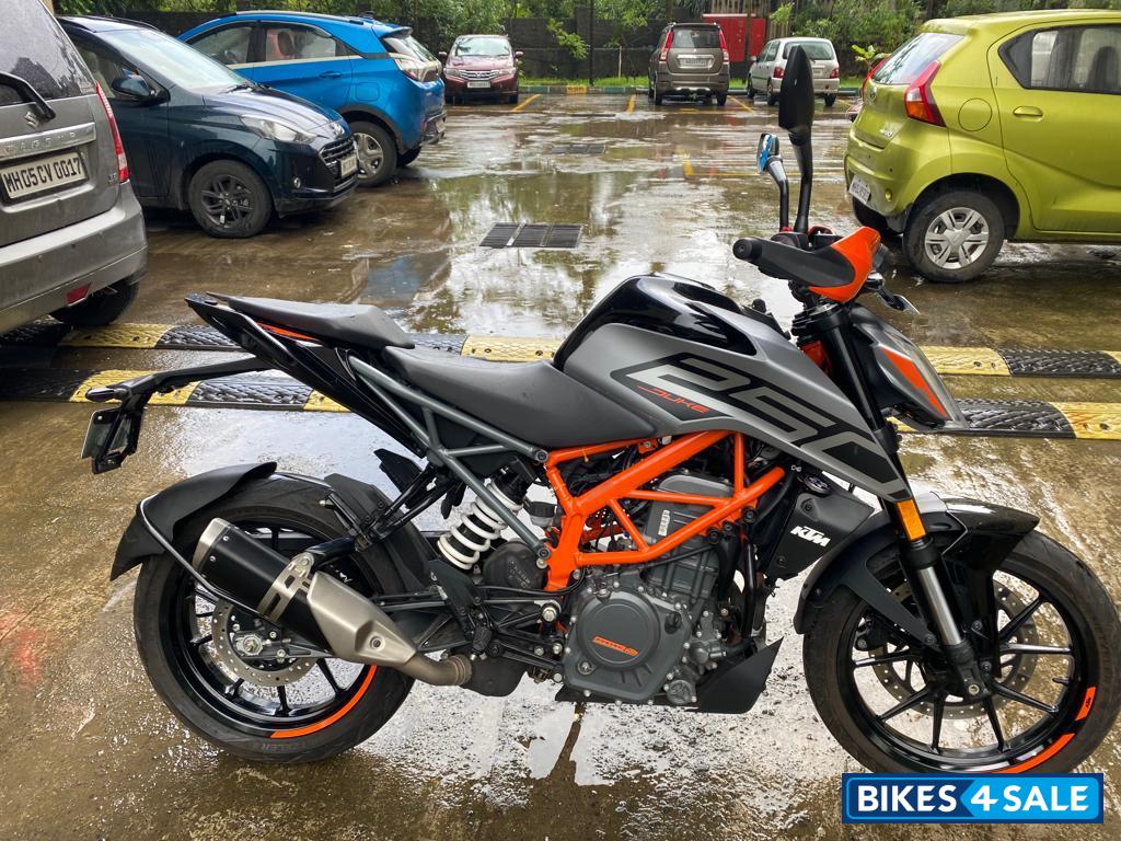 Silver Black Metallic KTM Duke 250 2022