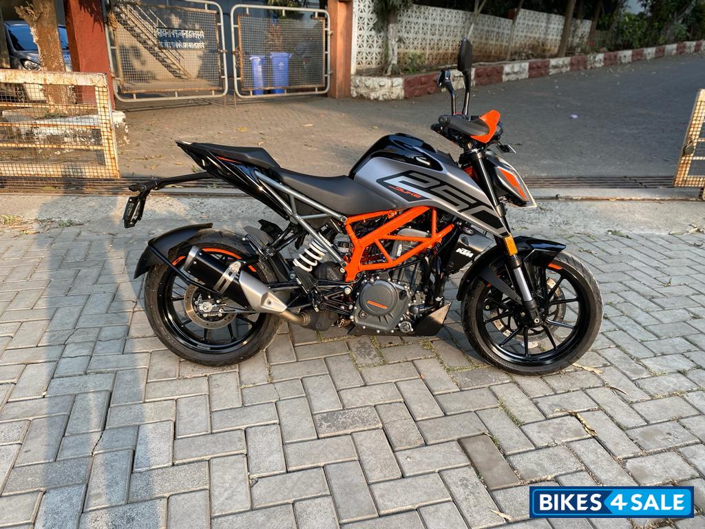 Silver Black Metallic KTM Duke 250 2022
